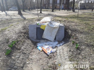 В Харькове вандалы забросали мусором памятник воинам УПА (фото)