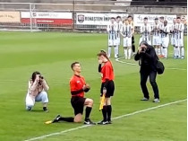 Футбольный судья сделал коллеге предложение руки и сердца прямо перед матчем (видео) 