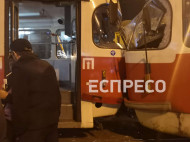 Лоб в лоб: в Киеве трамваи попали в неожиданное ДТП (фото, видео)