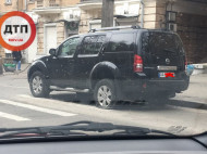 В центре Киева герой парковки остановил свой джип прямо на пешеходном переходе