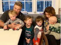 Алек и Хилария Болдуин с детьми
