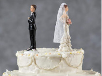 Свадебный торт с повернутыми друг к другу спиной фигурками жениха и невесты