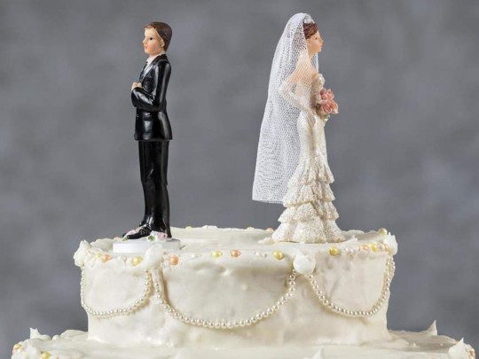 Свадебный торт с повернутыми друг к другу спиной фигурками жениха и невесты