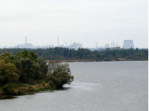 Речка Припять. На горизонте видна Чернобыльская АЭС 