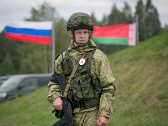 военный на российско-белорусских учениях