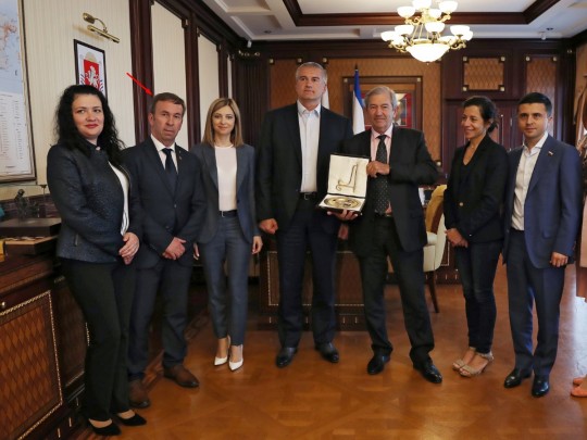 Жераль-Юбер Фаяр получает награду в Крыму