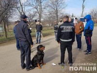полиция и задержанные мужчины