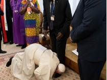 Папа Римский целует ноги лидерам Южного Судана