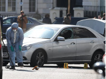 Серебристый Mercedes возле посольства Украины в Лондоне