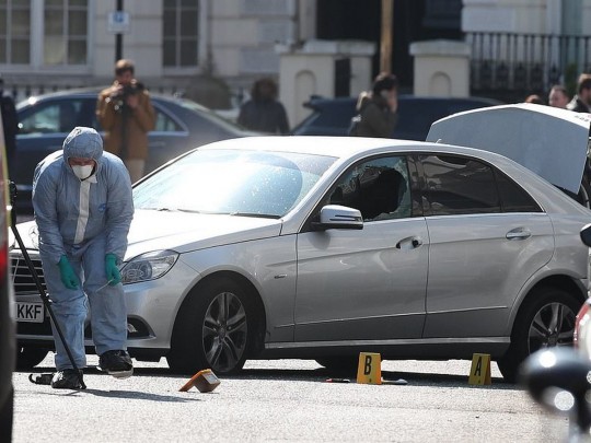 Серебристый Mercedes возле посольства Украины в Лондоне