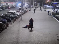 Грабители жестоко избили мужчину прямо на улице: жуткое видео из Винницы
