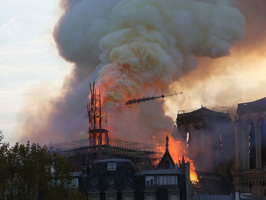 Падение шпиля собора Парижской Богоматери
