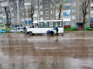 В Житомире у маршрутки на ходу отвалились сразу два колеса (фото)
