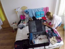 Карен пакует чемодан
