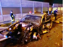 На Житомирской трассе под Киевом разбилась легковушка, водитель которой пытался объехать место ДТП (фото)