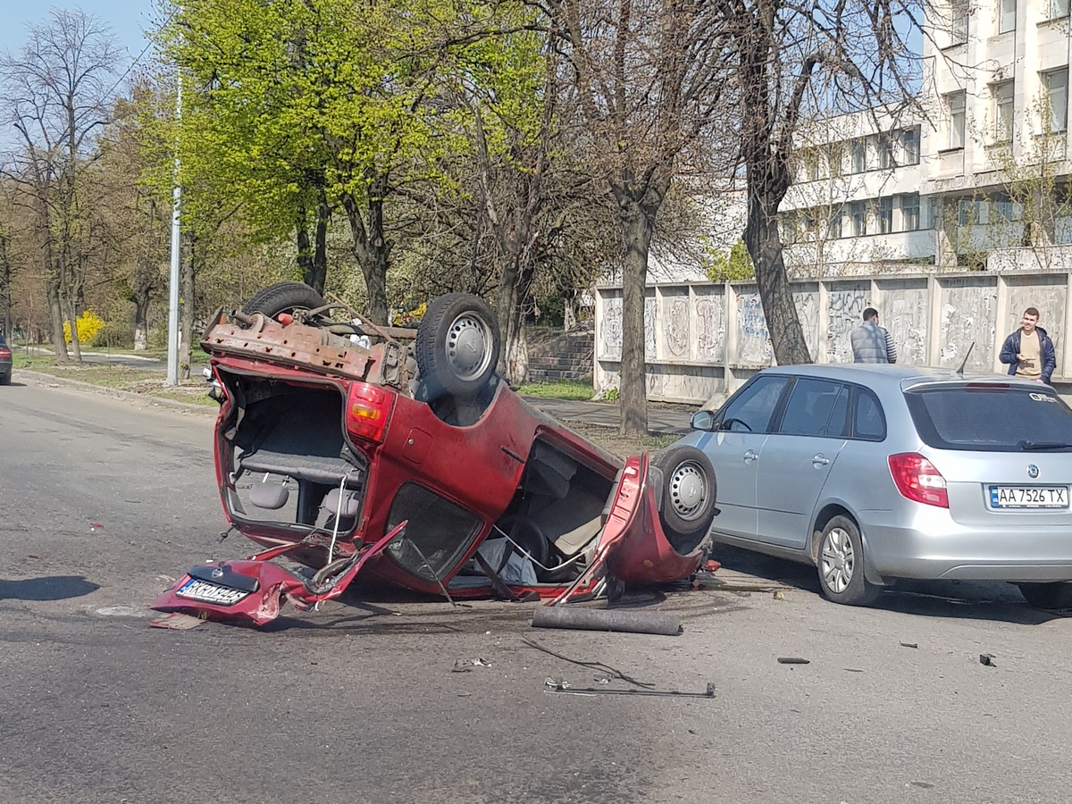 В Киеве произошло серьезное ДТП с переворотом: эксклюзивные фото с места  аварии - «ФАКТИ»