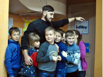 Максим Гриненко и школьники в Марьинке