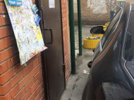 Заблокировал дверь подъезда: наглый «герой парковки» возмутил даже бывалых