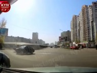 Крупная авария на Позняках в Киеве: одно из столкнувшихся авто опрокинулось (видео 18+)