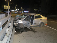 В Киеве легковушка едва не слетела с моста: трое пострадавших (фото)