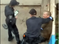 Вынесен приговор женщине-полицейскому, которая жестоко издевалась над пьяным на улице (видео)