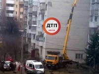 кран возле дома