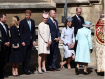 Члены королевской семьи у входа в часовню