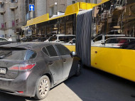В Киеве наглый «герой парковки» заблокировал движение троллейбусов: в сети волна гнева
