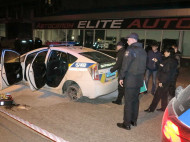 Угон авто полицейских в центре Киева: в сети появились видео происшествия и задержания преступника