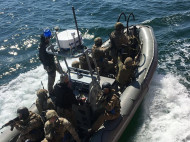 Украинские военные отрабатывают тактику абордажных захватов судов в море: появились яркие фото