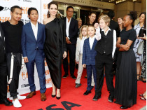 Джоли с шестью детьми