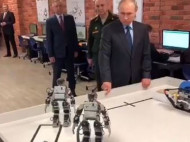 Путину показали "российских" военных роботов, сделанных в Корее: сеть насмешило видео