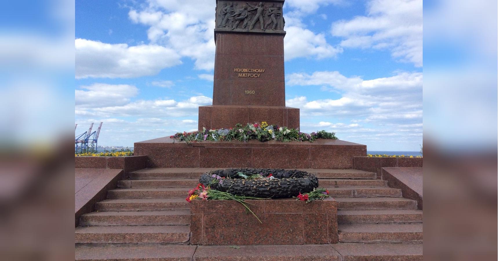 Новости Одессы - Вандалы повредили памятник Неизвестному матросу ...