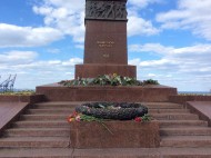 В Одессе вандалы повредили памятник Неизвестному матросу (фото)