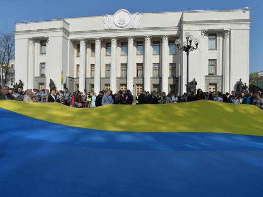 Украинский флаг у Верховной Рады