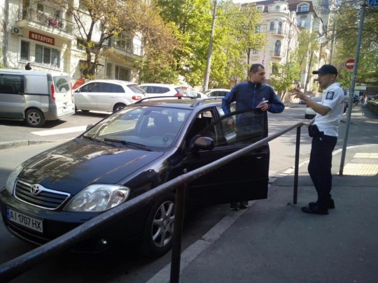 В Киеве заработали инспекторы парковки: как они выглядят (фото)