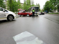 В Киеве маршрутка столкнулась с легковушкой, много пострадавших: эксклюзивные фото с места ДТП