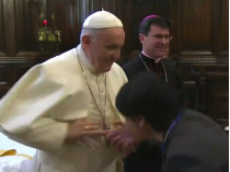 Франциск отдергивает руку 