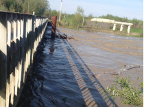 Подтопленный мост в Черновицкой области