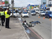 В Киеве велосипедист погиб под колесами самосвала
