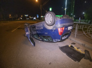 В Киеве на Харьковской площади Renault подрезал ZAZ и перевернулся (фото, видео)