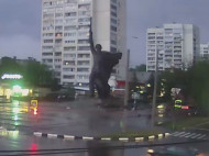 В Харькове молния поразила памятник советскому солдату: в сети показали видео