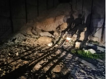 Детей завалило песком в Мариуполе