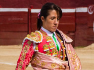 500-килограммовый бык сломал челюсть женщине-матадору: шокирующее видео 