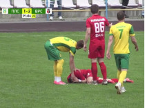 В матче чемпионата Украины в футболиста попали петардой (видео)