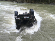 В Ивано-Франковской области грузовик с туристами упал в реку: есть погибшие (фото)