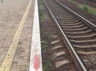 В Киеве парень попал под поезд из-за телефона
