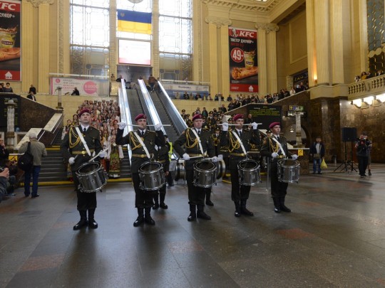 Хористы спели на прощанье в зале киевского железнодорожного вокзала 