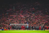 После разгрома «Барселоны» футболисты «Ливерпуля» спели гимн клуба вместе с фанатами: потрясающее видео