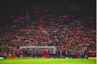 После разгрома «Барселоны» футболисты «Ливерпуля» спели гимн клуба вместе с фанатами: потрясающее видео